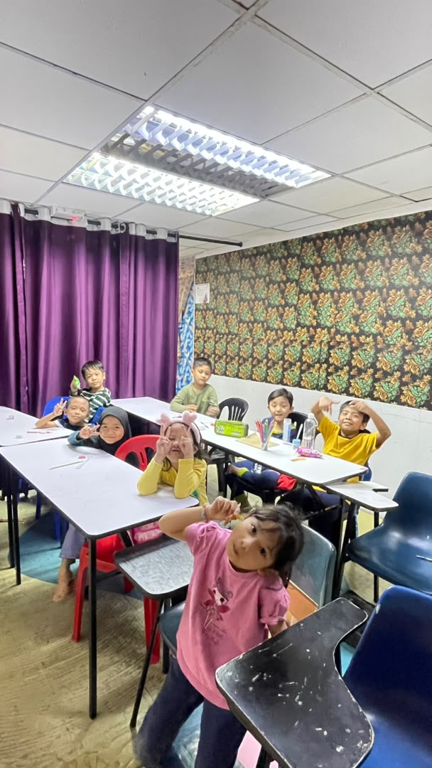 Pelajar belajar bersama rakan