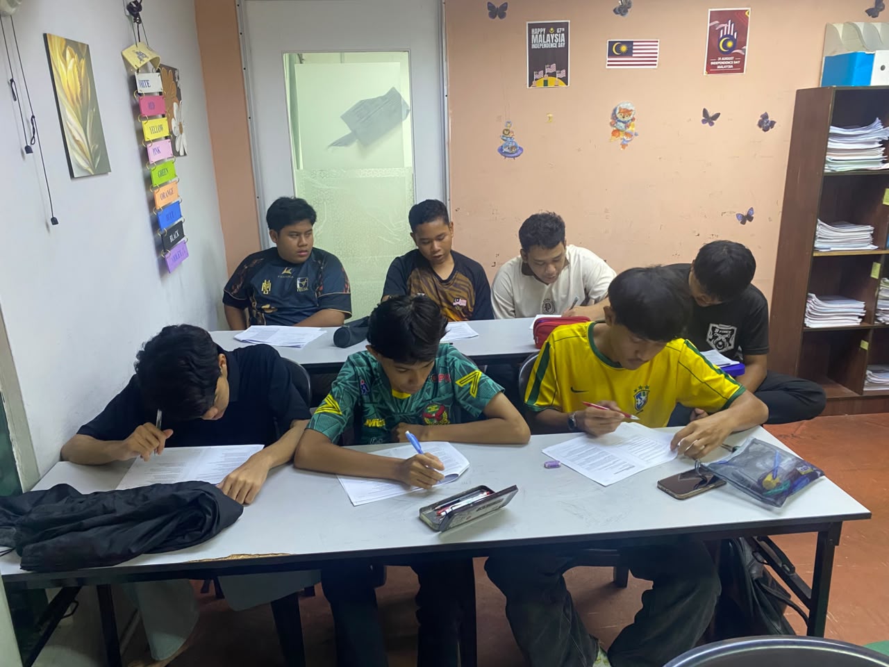 Pelajar menyiapkan latihan