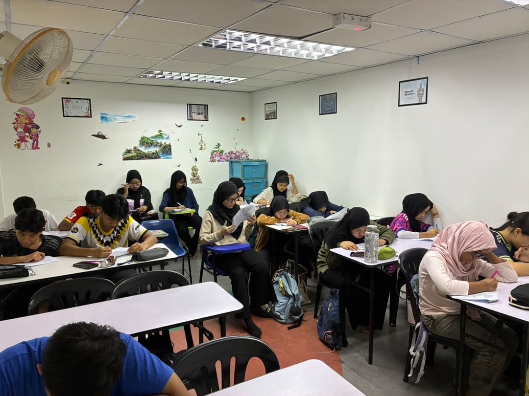 Pelajar mengikuti latihan dalam kelas