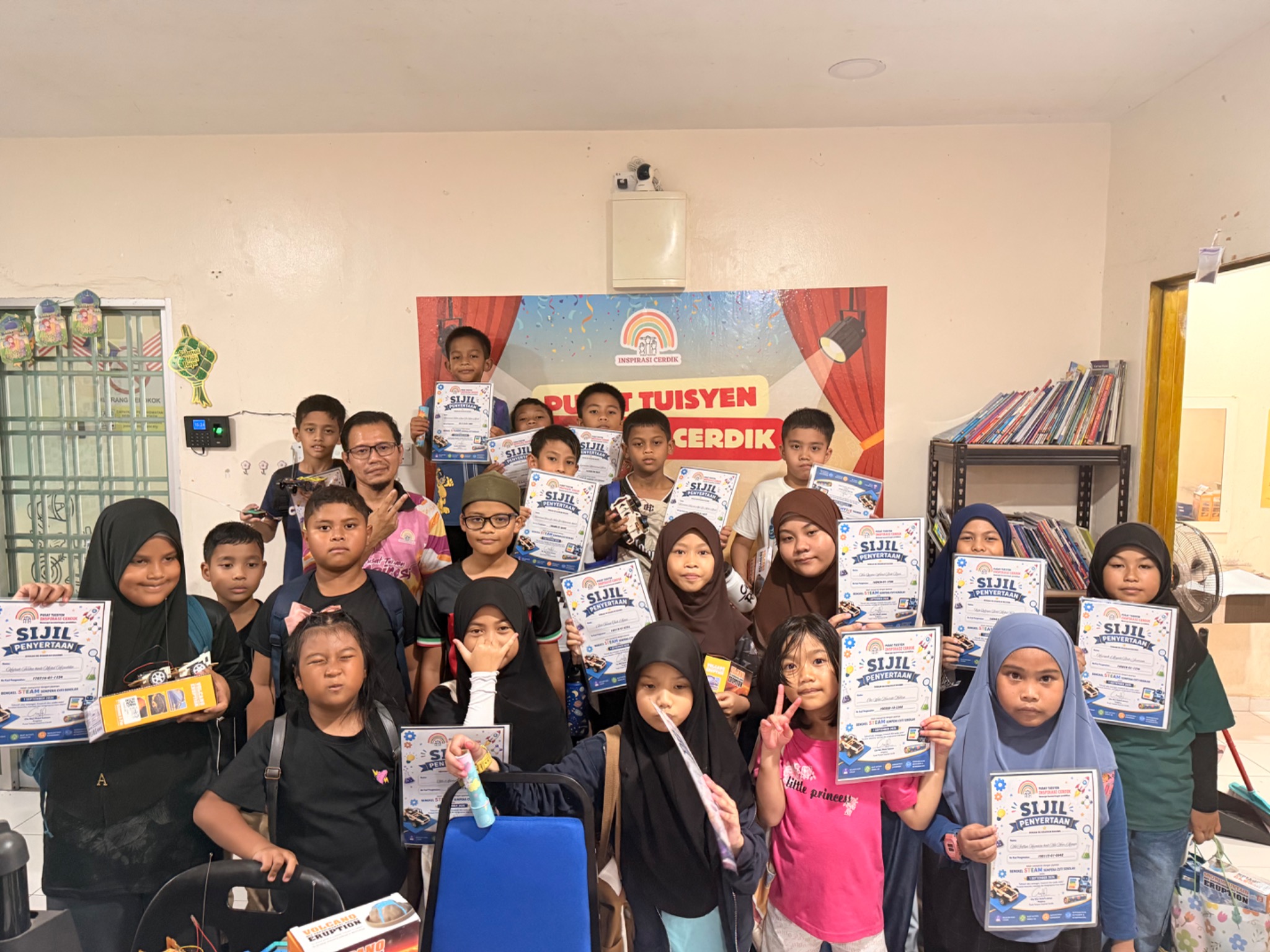 Pelajar PTIC dengan sijil penyertaan